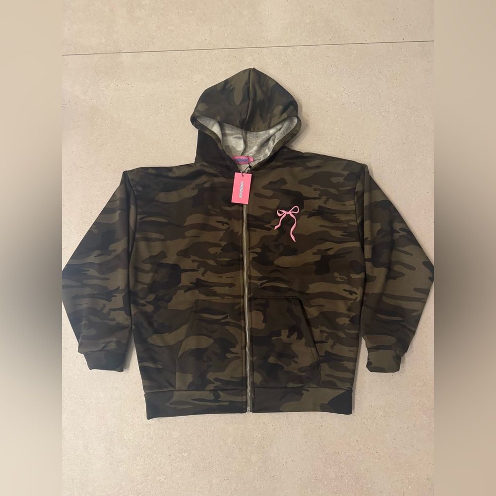 EDIKTED BRAND NEW WITH TAGS Pink and green camo zip-up hoodie #hoodie
SIZE XS